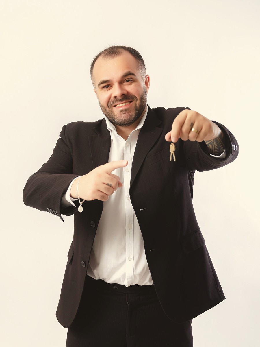 Diego Lins, corretor de imóveis em Patos - PB, com as chaves de um imóvel